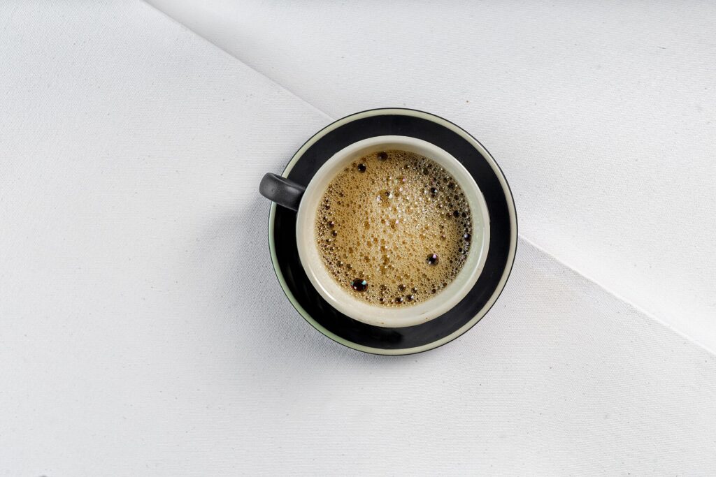 Espresso in schwarzer Tasse