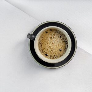 Espresso in schwarzer Tasse