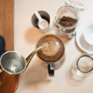 Kaffee im Handfilter aufgießen