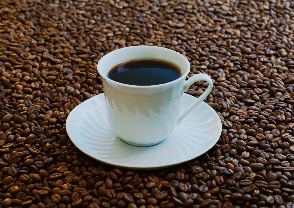 Kaffeetasse auf Bohnen